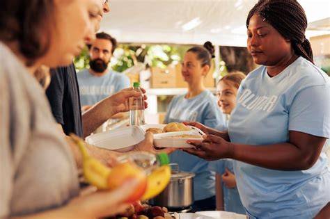 Foto di famiglie che partecipano a un'attività di raccolta alimentare o solidarietà