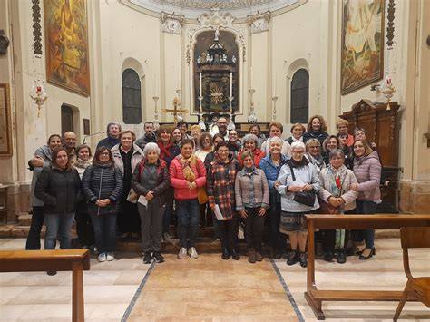 Foto di gruppo di catechisti in un momento di riflessione