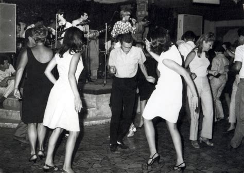 Foto di gruppo di giovani musicisti negli anni '60.