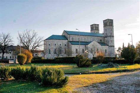 Foto storica del convento e del santuario di Široki Brijeg prima della distruzione