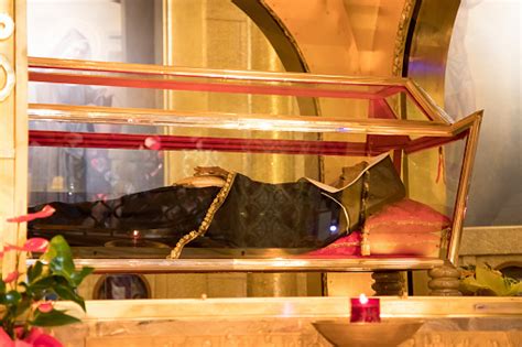foto del corpo incorrotto di Santa Rita nella Basilica