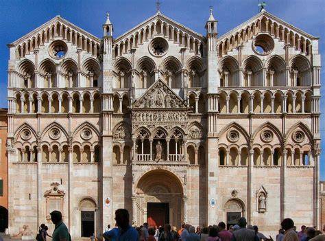 Dettaglio della facciata della Cattedrale di Ferrara, con elementi romanici e gotici