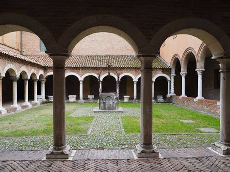 Reperti del Museo della Cattedrale di Ferrara, inclusi frammenti della Porta dei Mesi