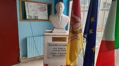 Foto del busto di Cagliero presente nell'atrio della scuola.