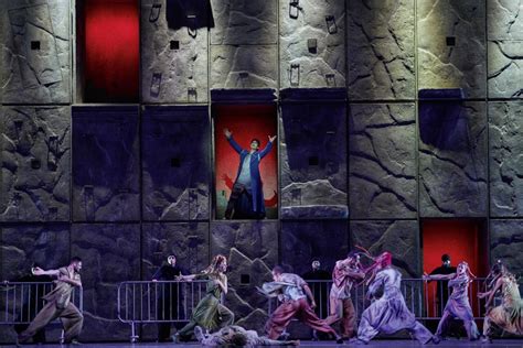 Scena dell'opera popolare Notre Dame de Paris con personaggi di Esmeralda e Quasimodo