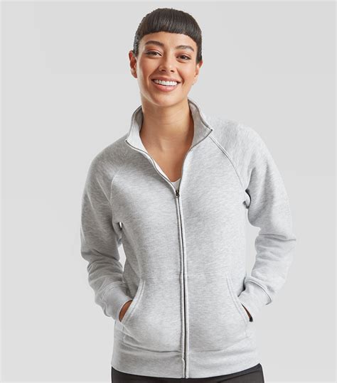 Donna che indossa una felpa Basile comoda e pratica per il tempo libero