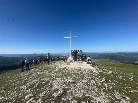 Una croce in ferro battuto in cima a una vetta di montagna