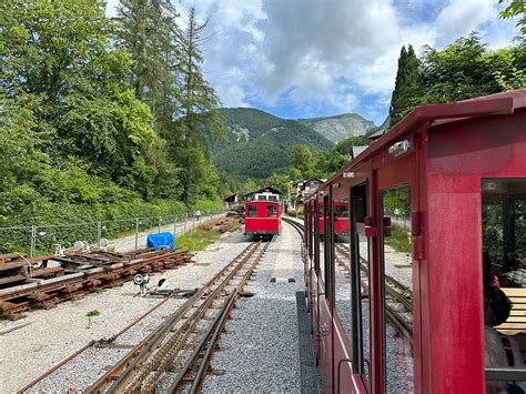 Treno a cremagliera che sale verso il Cristo Redentore attraverso la foresta