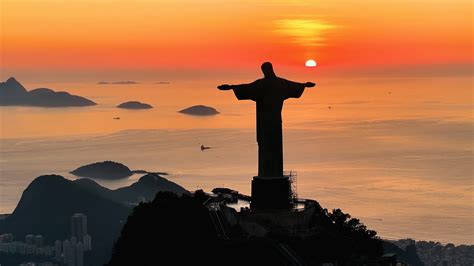 Vista panoramica dalla cima del Corcovado, con la statua del Cristo Redentore e la città di Rio de Janeiro