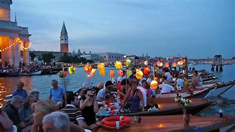 Barche addobbate e illuminate durante la Festa del Redentore a Venezia