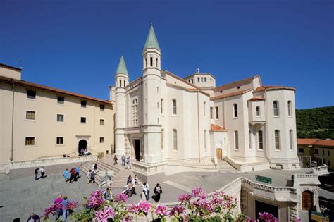 Interno del Santuario di Santa Rita a Cascia durante una celebrazione