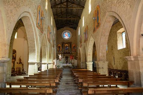 Interno di una chiesa con persone sedute in attesa dell'inizio del culto.