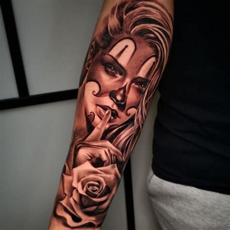 Galleria fotografica di tatuaggi di rosari in diversi stili: realistico, chicano, minimalista.