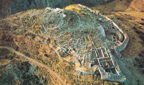 Ricostruzione artistica dell'antica Amasea con la fortezza e il fiume