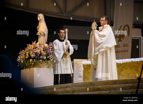Foto di un sacerdote in preghiera o durante la celebrazione eucaristica