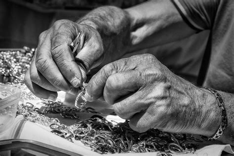 Foto ravvicinata di mani che lavorano a maglia con ferri o all'uncinetto, con filati colorati