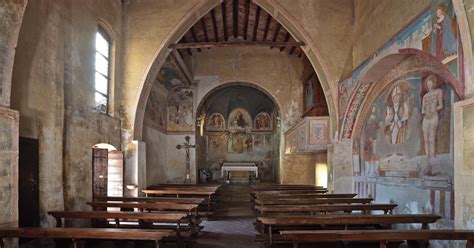 Panoramica degli affreschi all'interno dell'abside della chiesa