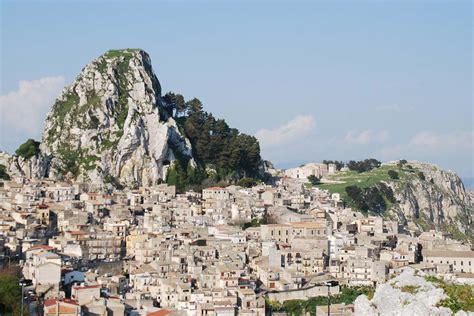Veduta panoramica della Cattedrale di Caltabellotta sulla rupe Gogala