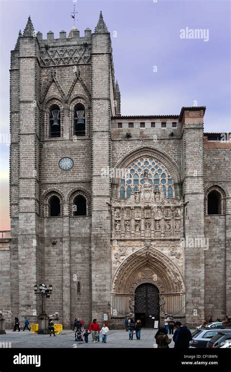 Facciata della Cattedrale con portale e campanile