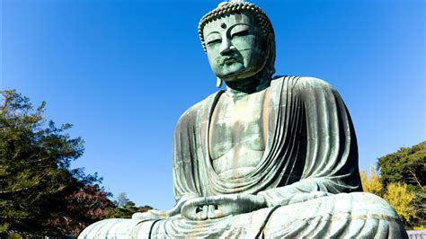 statua del Buddha con offerte floreali in un tempio