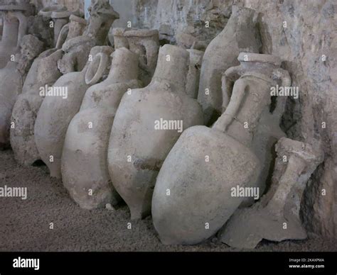 Collezione di anfore e stoviglie antiche dal Terra Sancta Museum