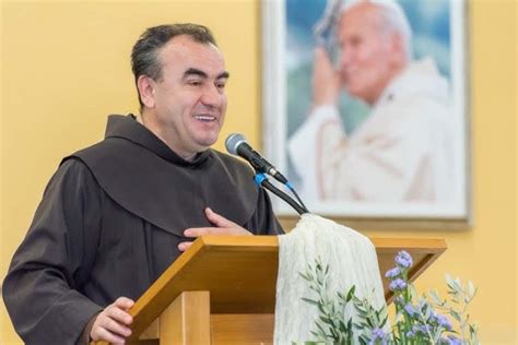 Ritratto di Padre Marinko Šakota in contesto ecclesiale