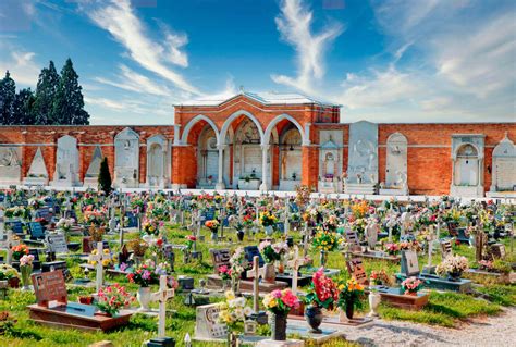 Immagine della cerimonia al cimitero di San Michele con il Patriarca Francesco Moraglia