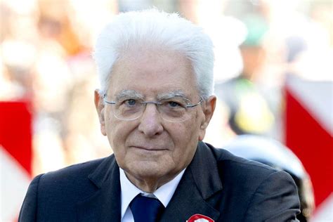 Presidente Sergio Mattarella con mascherina all'Altare della Patria