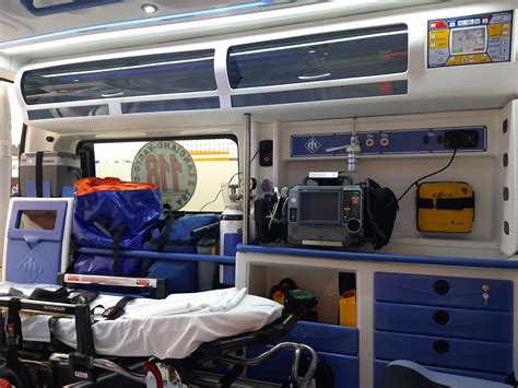 ambulanza attrezzata per neonati, con team medico e infermieristico