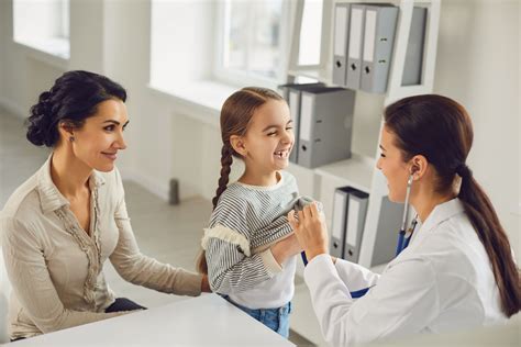foto di un ambulatorio pediatrico accogliente con un medico e un bambino