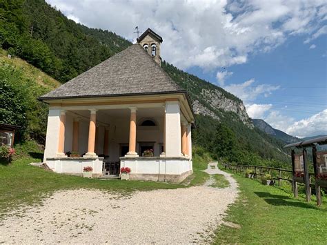Foto ravvicinata degli altari restaurati nel Santuario di Loreto a Lozzo di Cadore