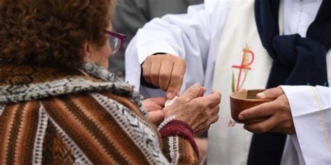 illustrazione di un altare e della celebrazione eucaristica, con un focus sulla comunione