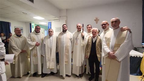 Foto di un gruppo di preghiera in un momento di raccoglimento