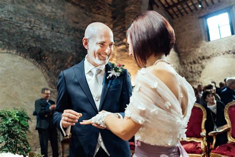 Coppia di sposi durante la celebrazione del matrimonio.