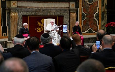 Foto di Papa Francesco in un contesto informale, che abbraccia persone o saluta la folla.