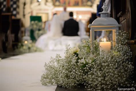 Allestimento altare con composizioni di gypsophila e candele