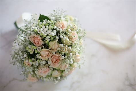 Bouquet da sposa rotondo e spumoso di gypsophila