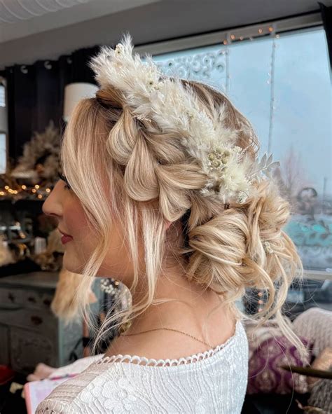 Coroncina di gypsophila intrecciata in un'acconciatura boho