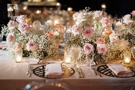 Elegante centrotavola con boule di gypsophila e candele