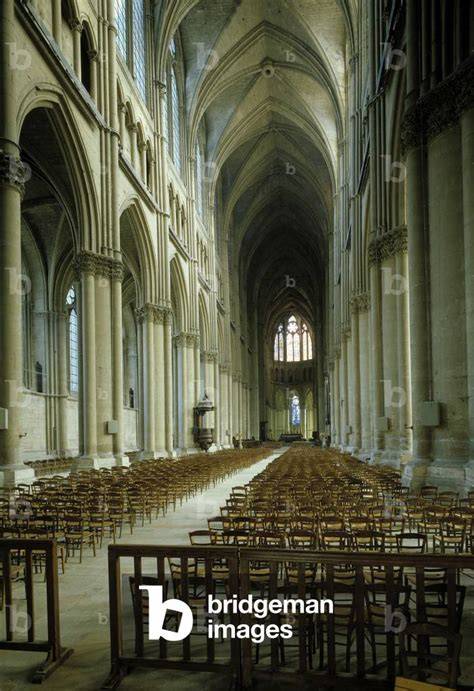 Interno della Cattedrale di Reims, navata centrale e verticalismo
