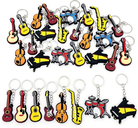 Illustrazione di varie bomboniere a tema musicale, come portachiavi a forma di chiave di violino, diffusori di essenze con chiave di sol e orologi con note musicali.