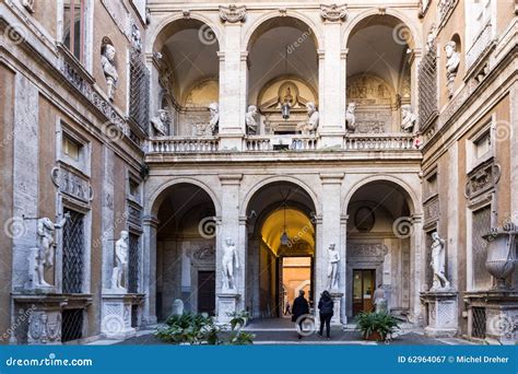 Cortile interno del Palazzo Mattei di Giove