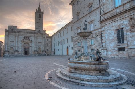 Veduta panoramica di Piazza Arringo con la Cattedrale di Sant'Emidio in Ascoli Piceno