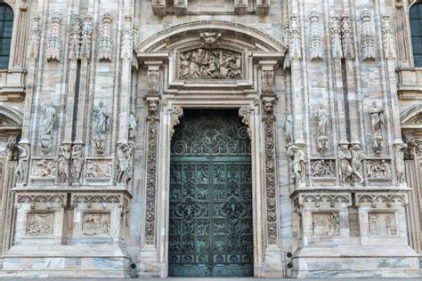 Dettaglio della facciata di Cola dell'Amatrice e della Porta della Musa della Cattedrale