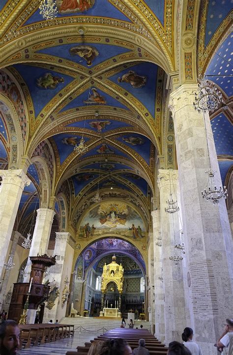 Interno della Cattedrale di Sant'Emidio con affreschi e altare maggiore