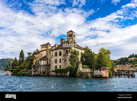 Immagine dell'Isola di San Giulio sul Lago d'Orta o di una chiesa a lui dedicata