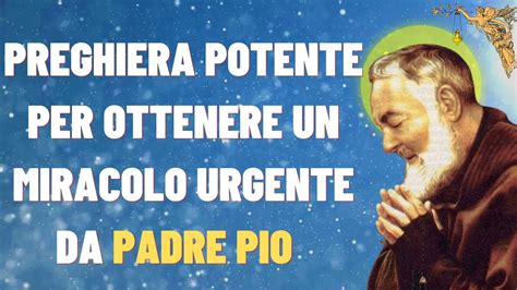 Illustrazione di Padre Pio in preghiera, visibilmente sofferente con stimmate