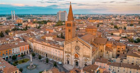 Foto panoramica della facciata della Cattedrale di Piacenza