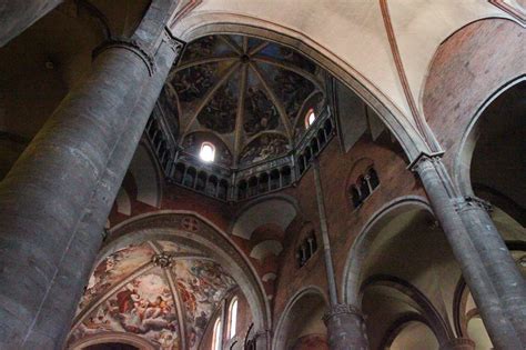 Dettaglio del rosone e dei protiri della Cattedrale di Piacenza
