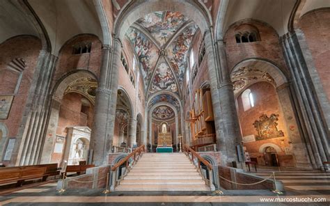 Interno della Cattedrale di Piacenza, con enfasi sulle navate
